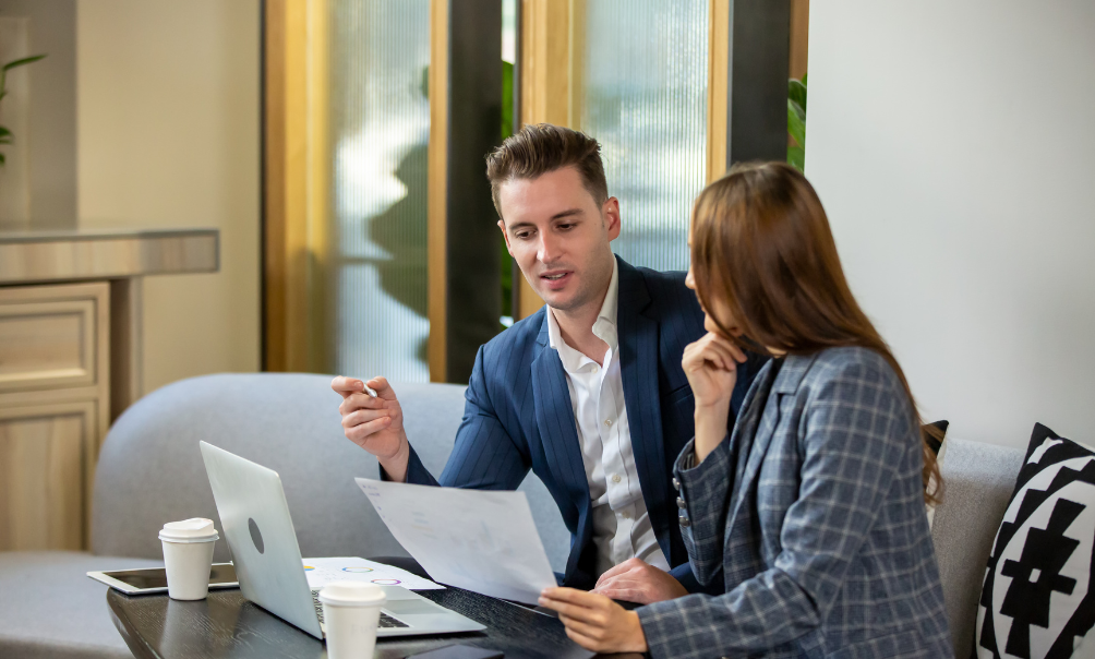 2 employees discussing a performance review